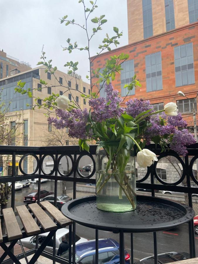 Your Charming Home, Steps To Republic Square 예레반 외부 사진