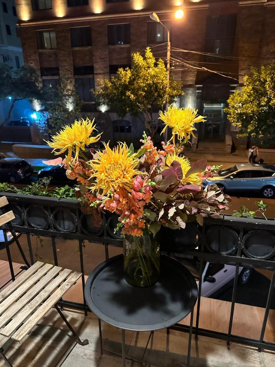 Your Charming Home, Steps To Republic Square 예레반 외부 사진