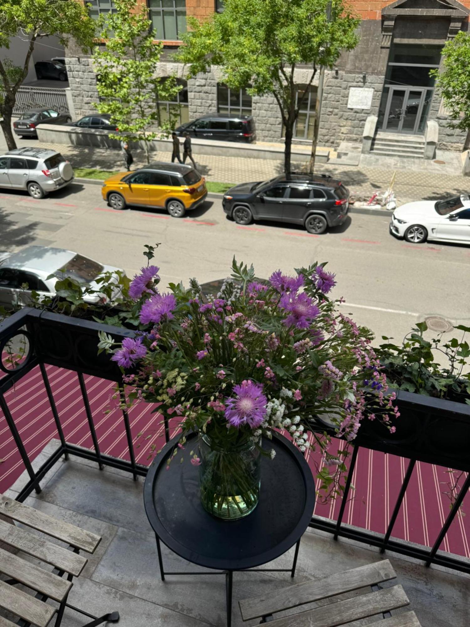 Your Charming Home, Steps To Republic Square 예레반 외부 사진