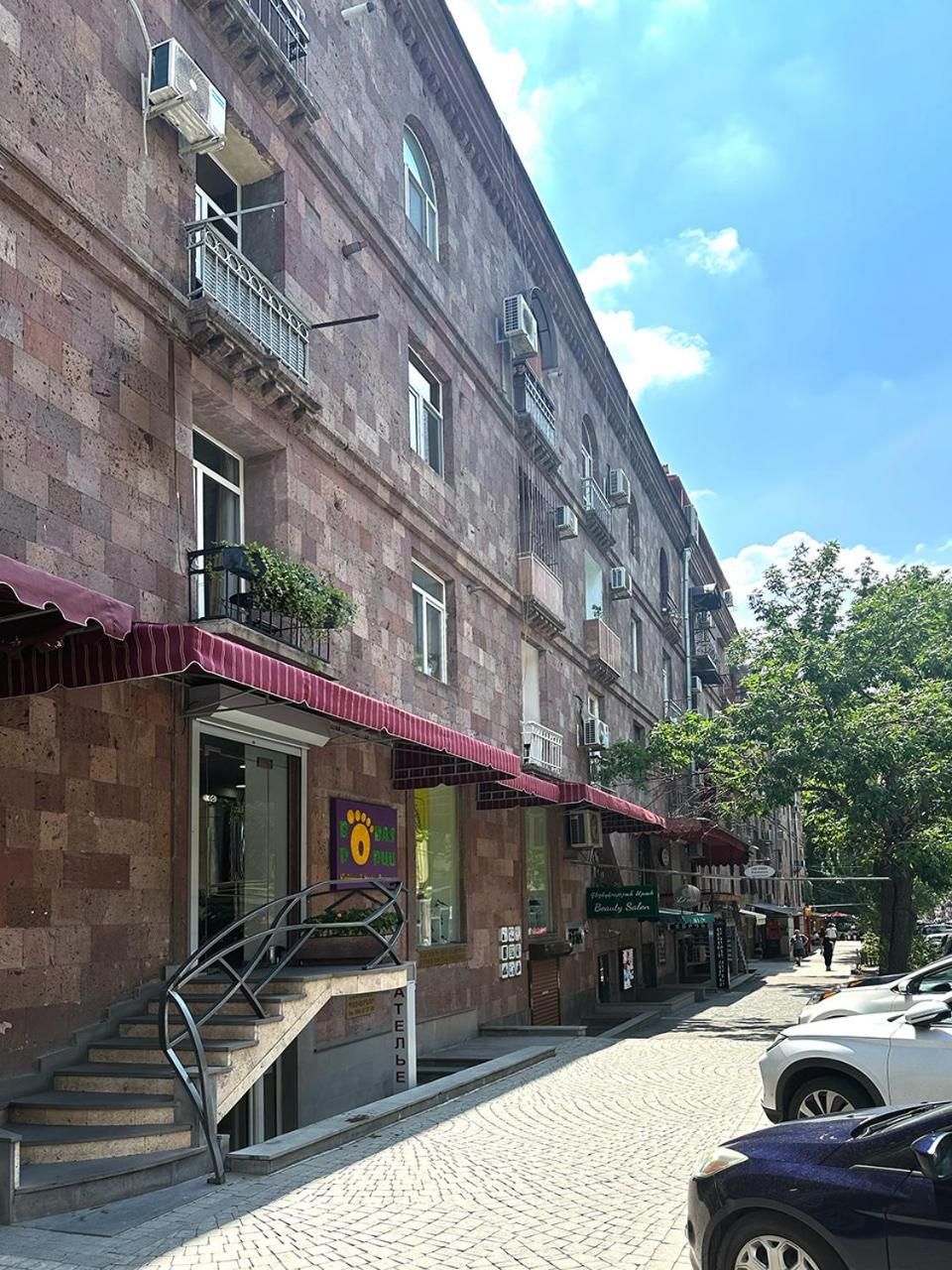 Your Charming Home, Steps To Republic Square 예레반 외부 사진